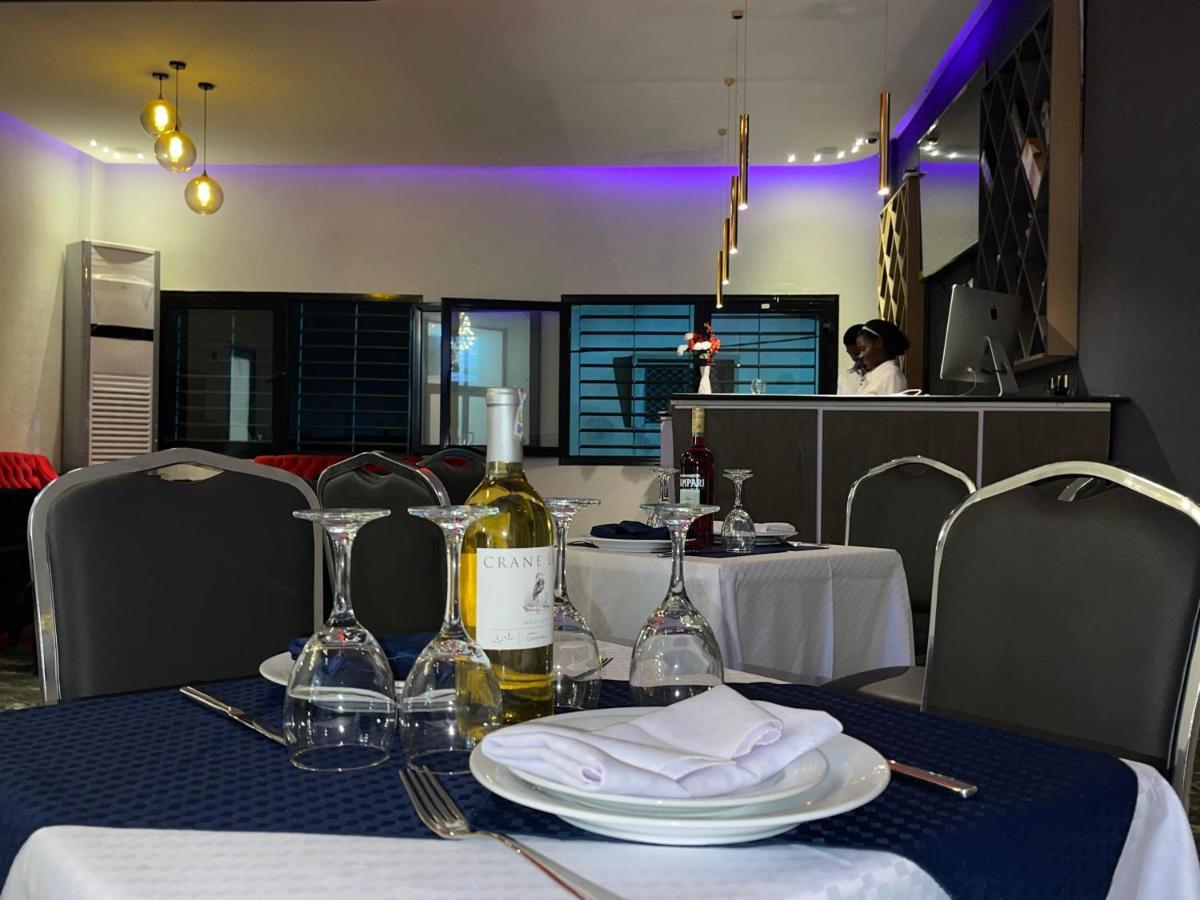 Hotel Vendome Douala Bagian luar foto