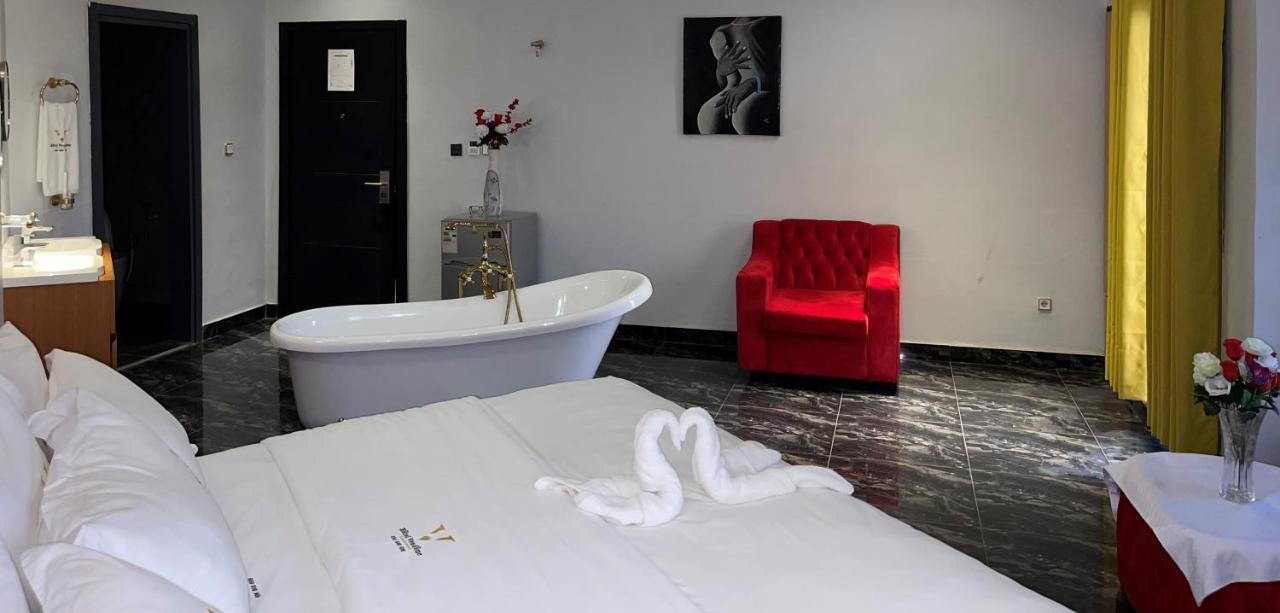 Hotel Vendome Douala Bagian luar foto