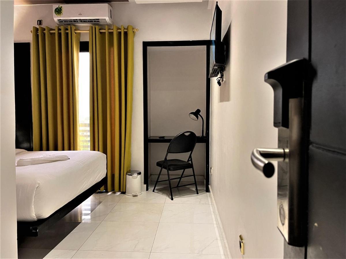 Hotel Vendome Douala Bagian luar foto