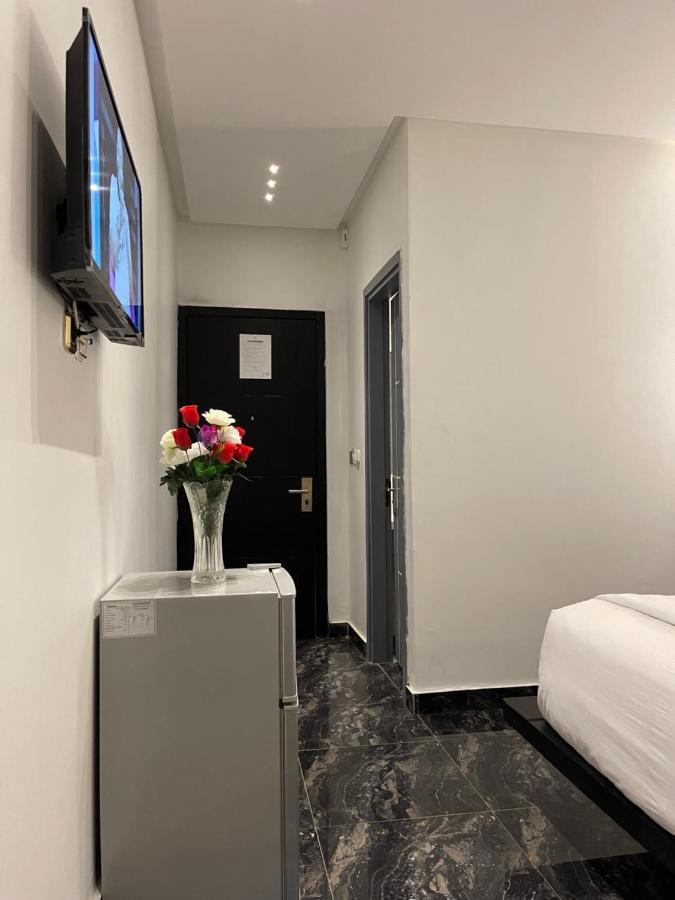 Hotel Vendome Douala Bagian luar foto