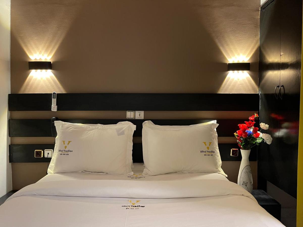 Hotel Vendome Douala Bagian luar foto