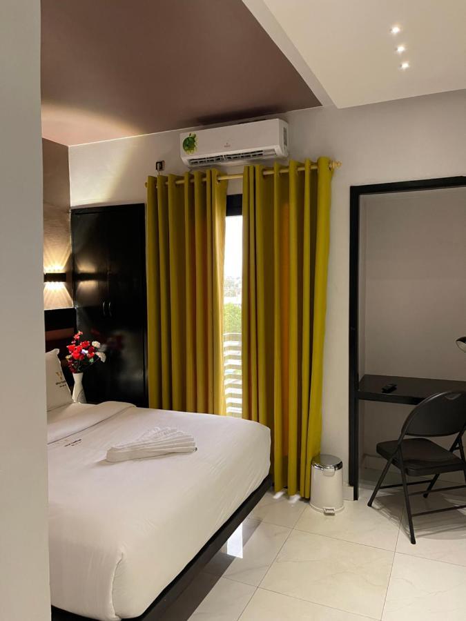 Hotel Vendome Douala Bagian luar foto