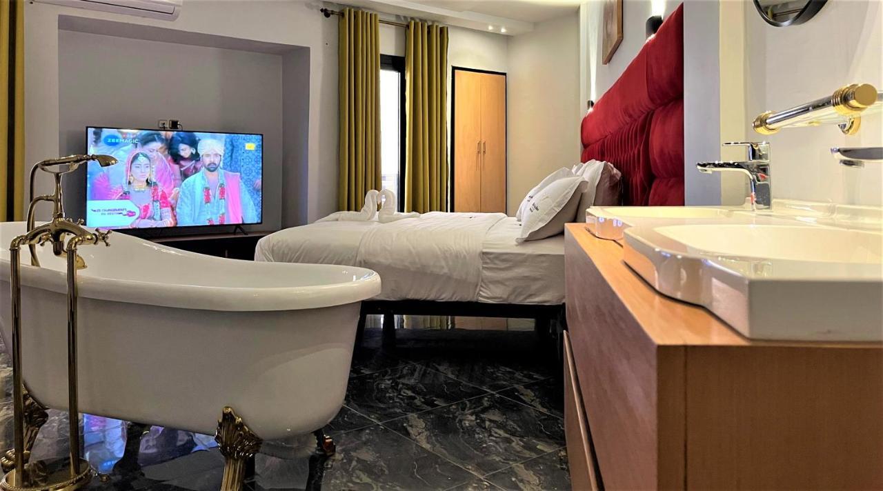 Hotel Vendome Douala Bagian luar foto