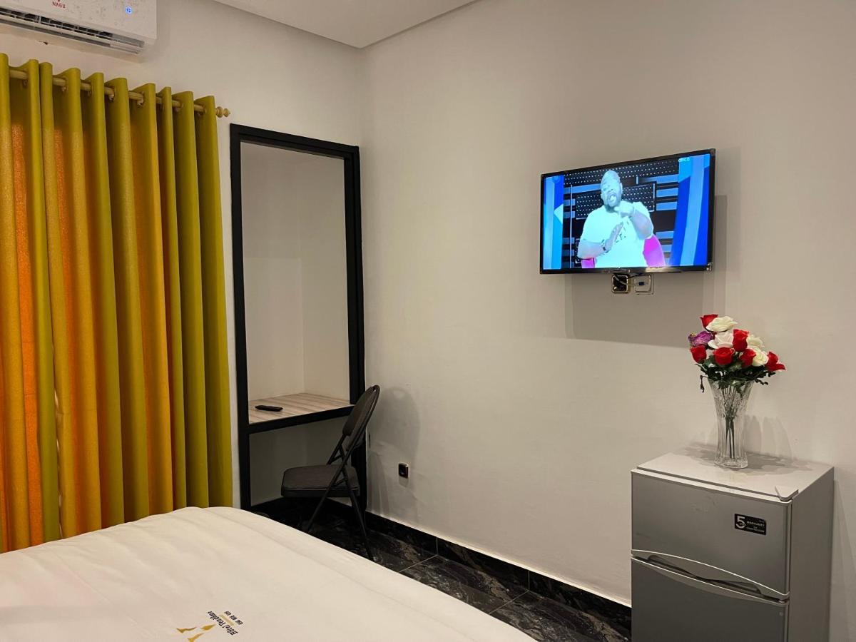 Hotel Vendome Douala Bagian luar foto