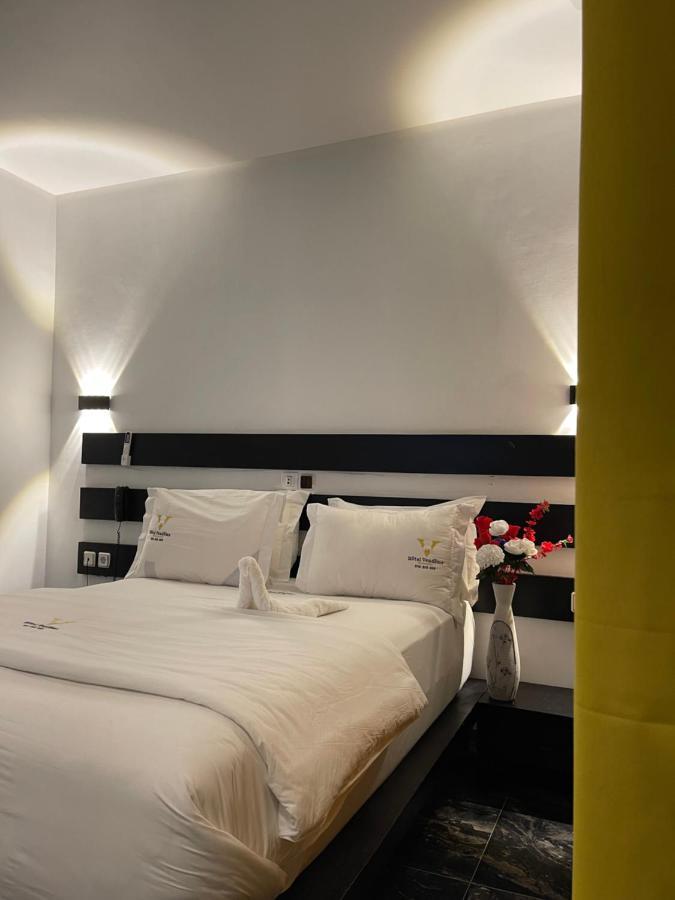 Hotel Vendome Douala Bagian luar foto
