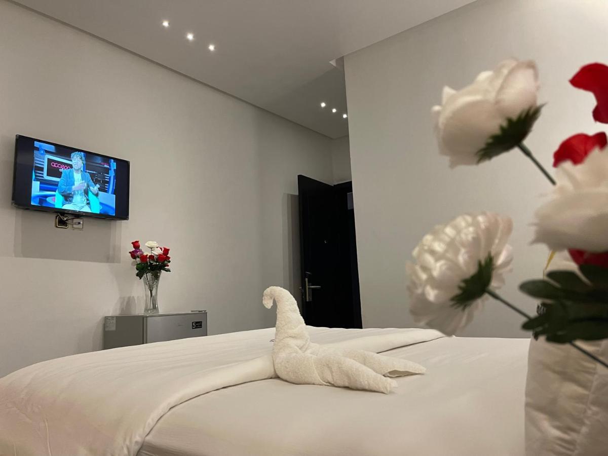 Hotel Vendome Douala Bagian luar foto