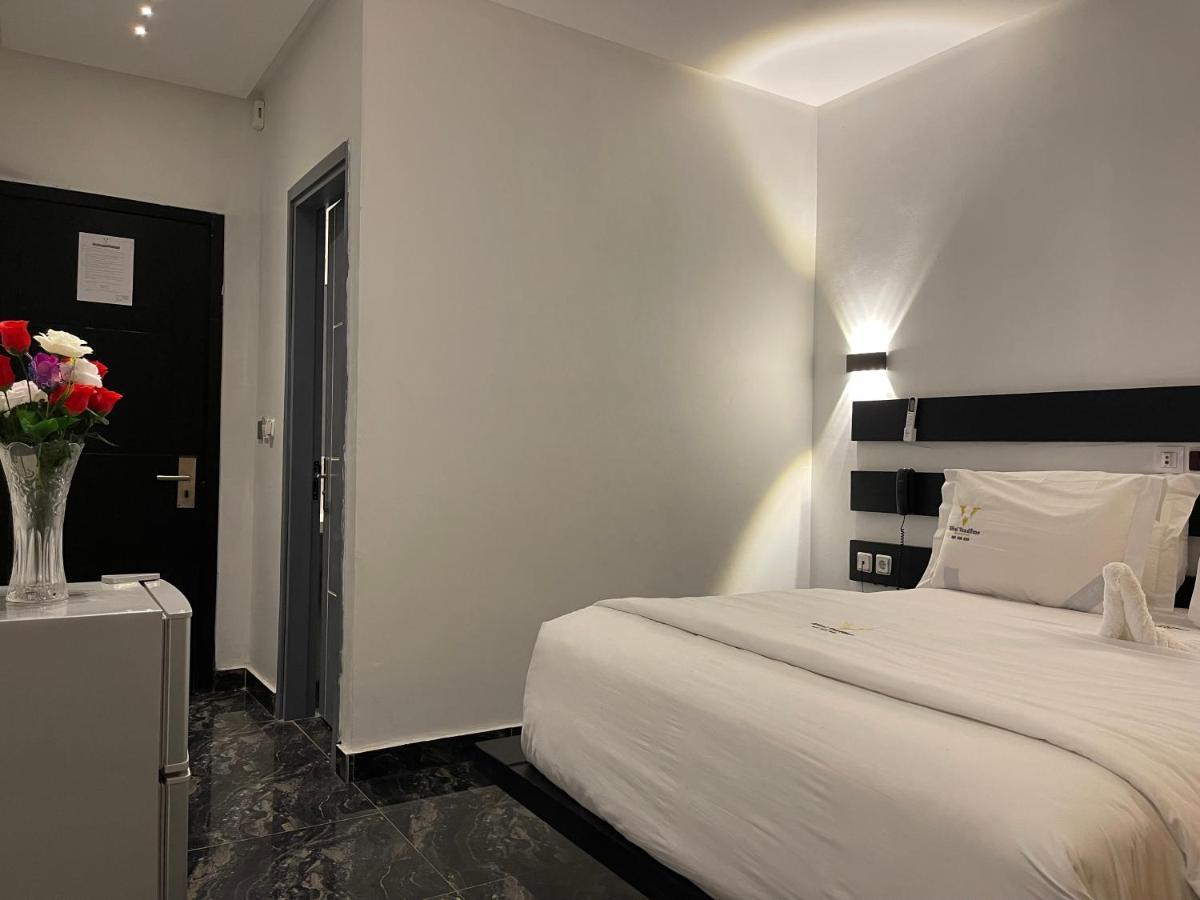 Hotel Vendome Douala Bagian luar foto