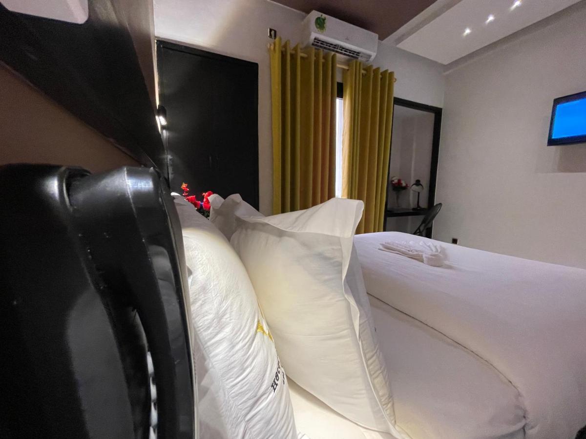 Hotel Vendome Douala Bagian luar foto
