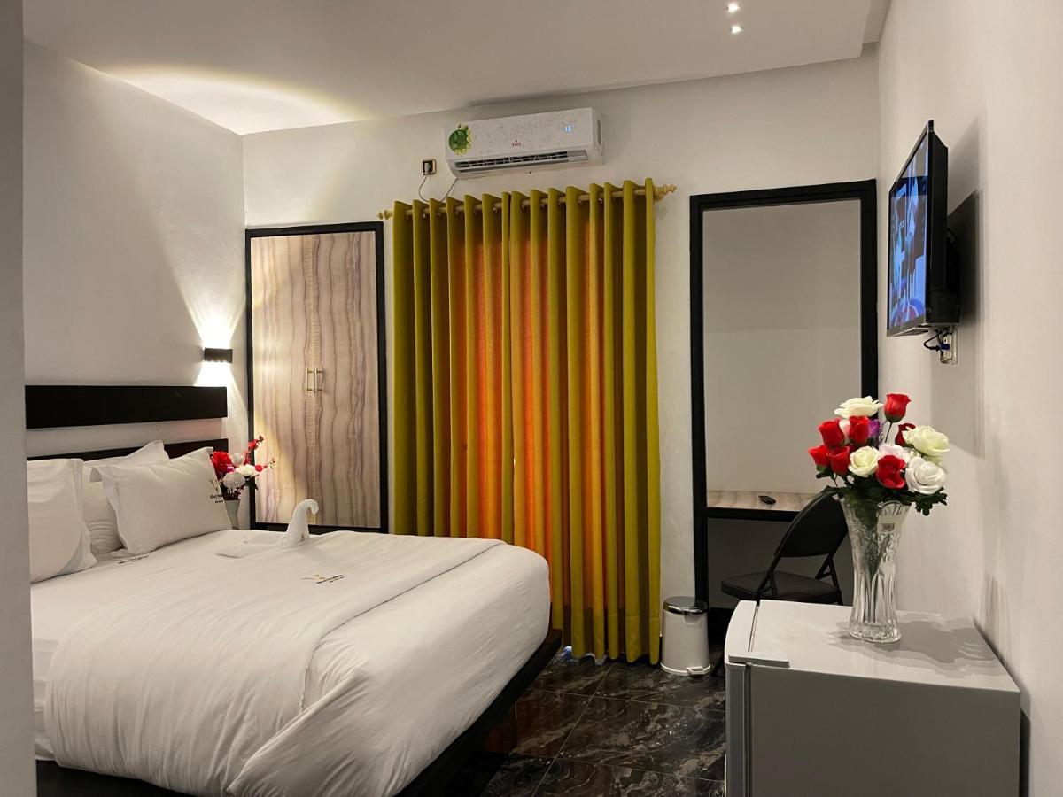 Hotel Vendome Douala Bagian luar foto