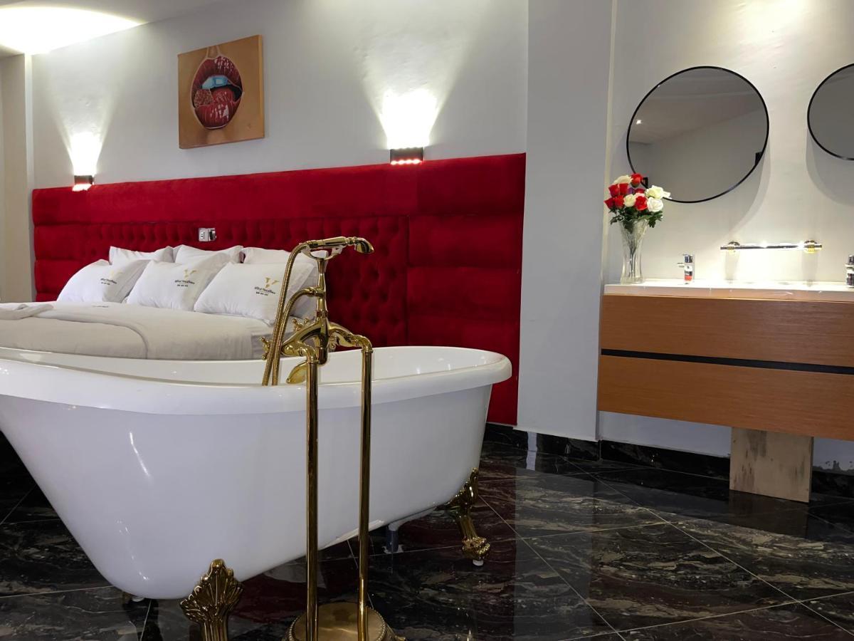 Hotel Vendome Douala Bagian luar foto