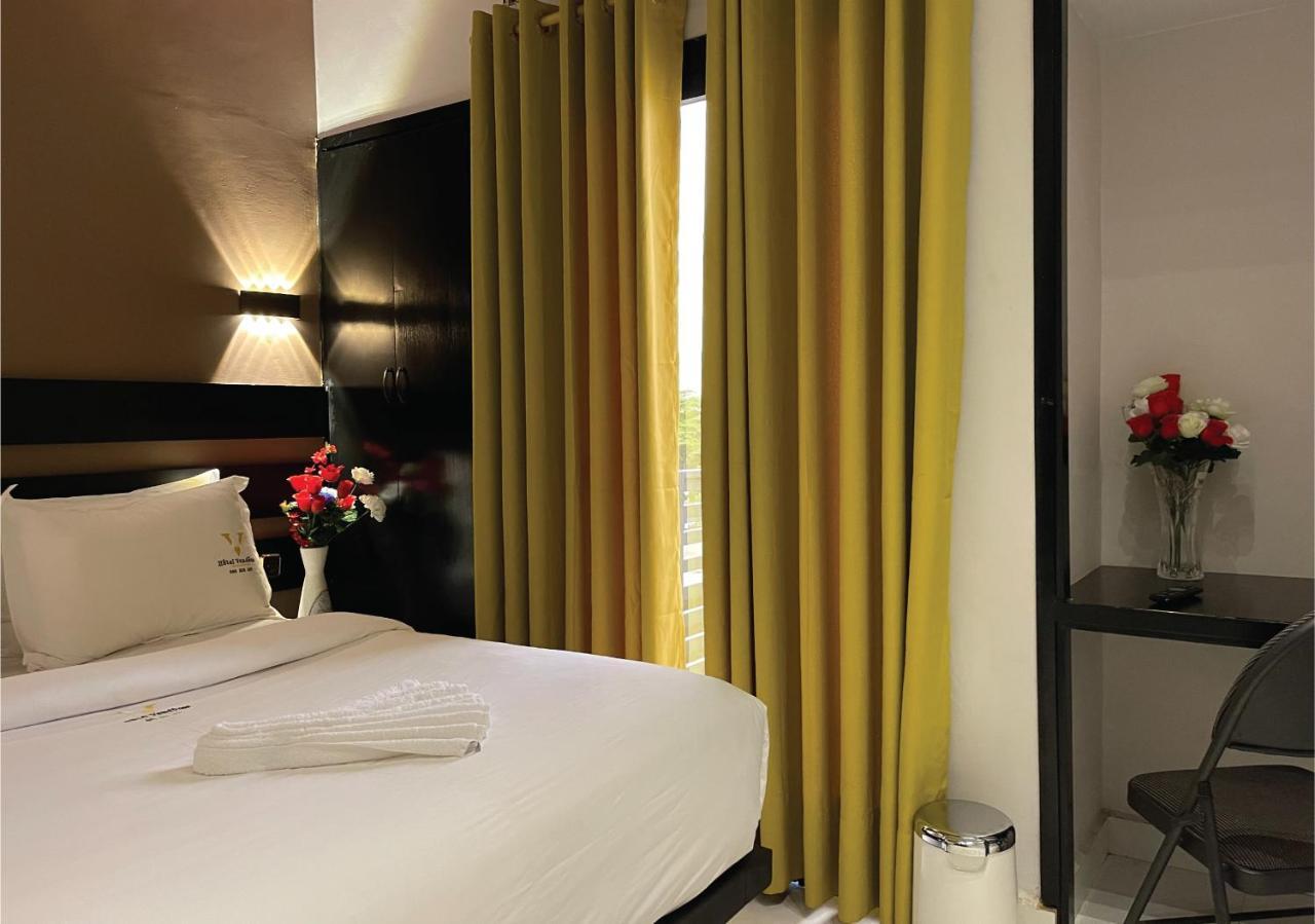 Hotel Vendome Douala Bagian luar foto