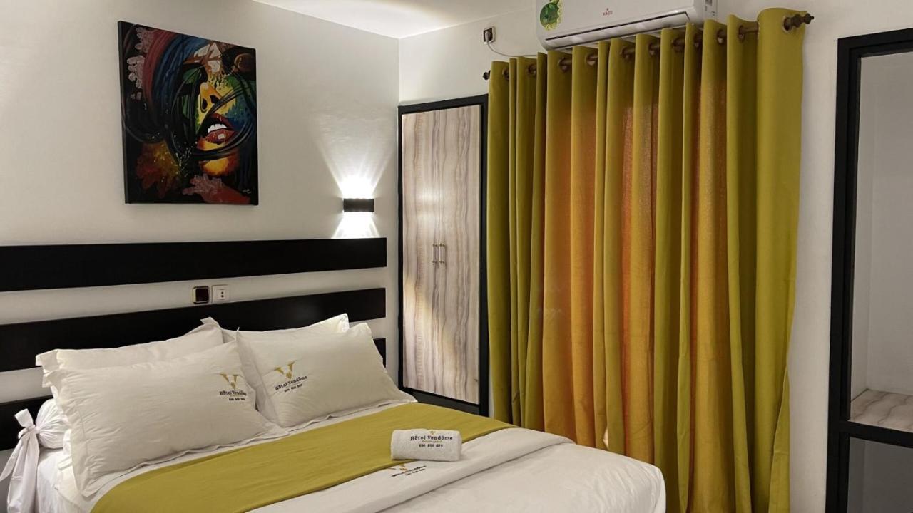Hotel Vendome Douala Bagian luar foto