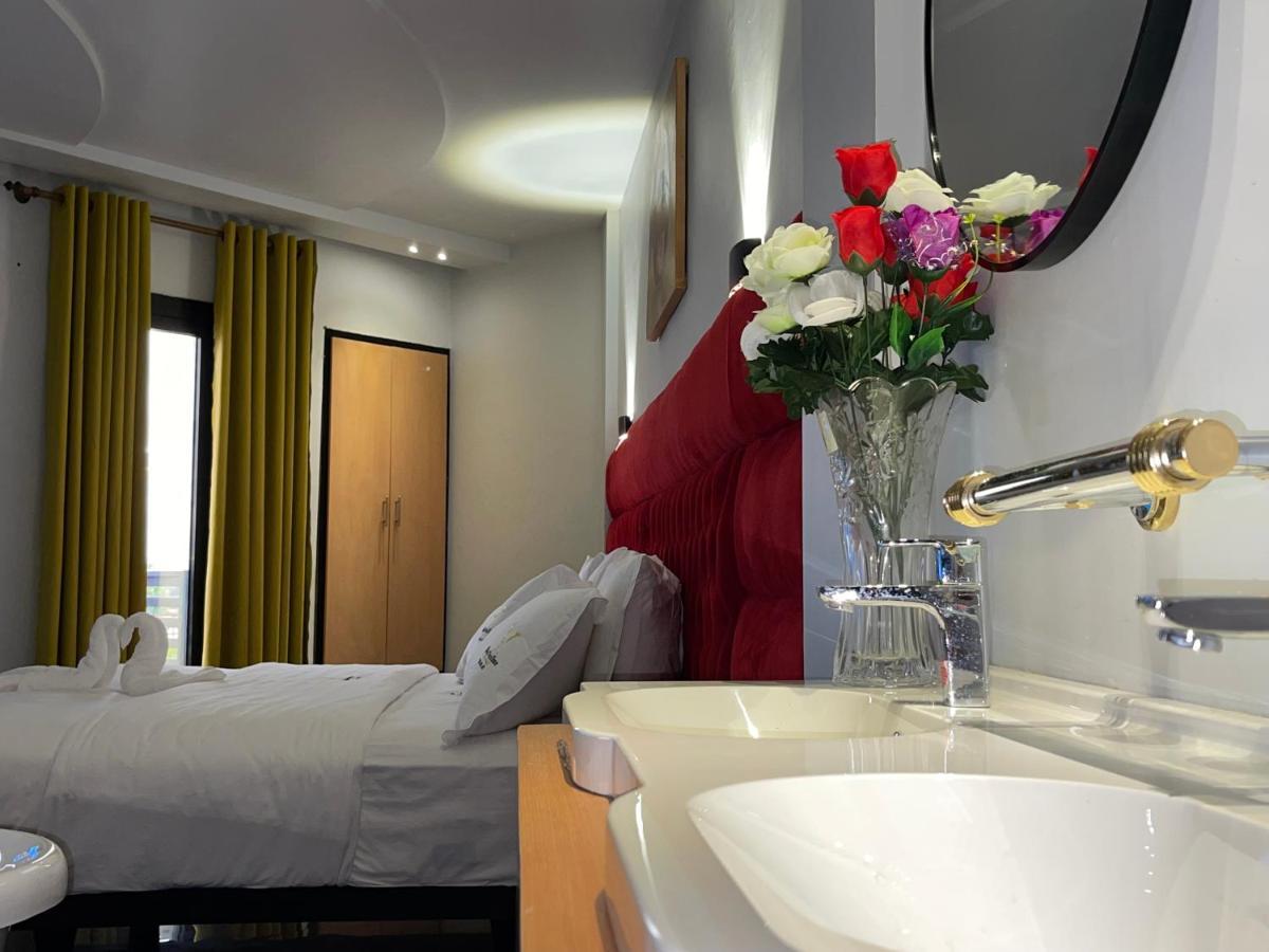 Hotel Vendome Douala Bagian luar foto
