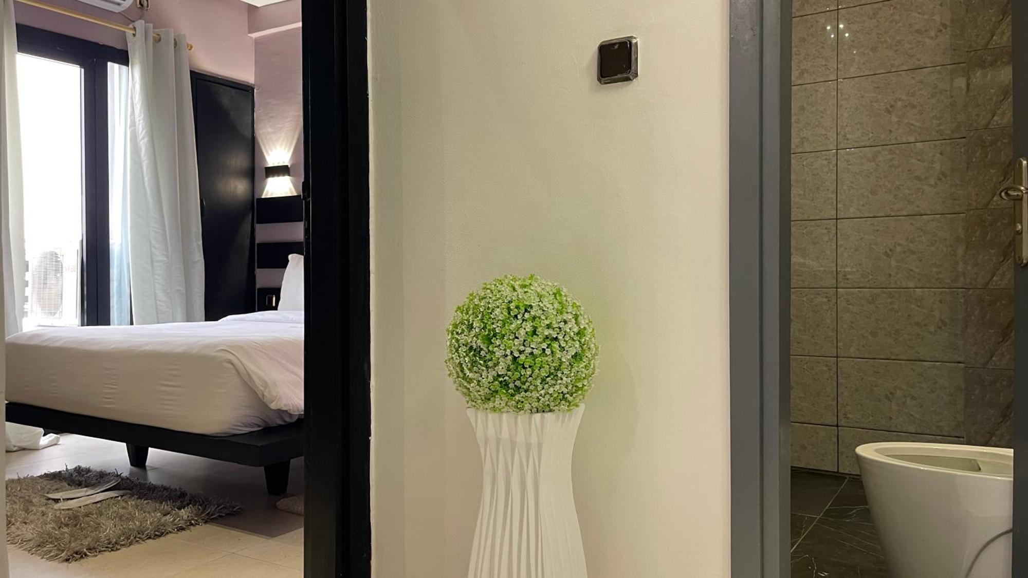 Hotel Vendome Douala Bagian luar foto