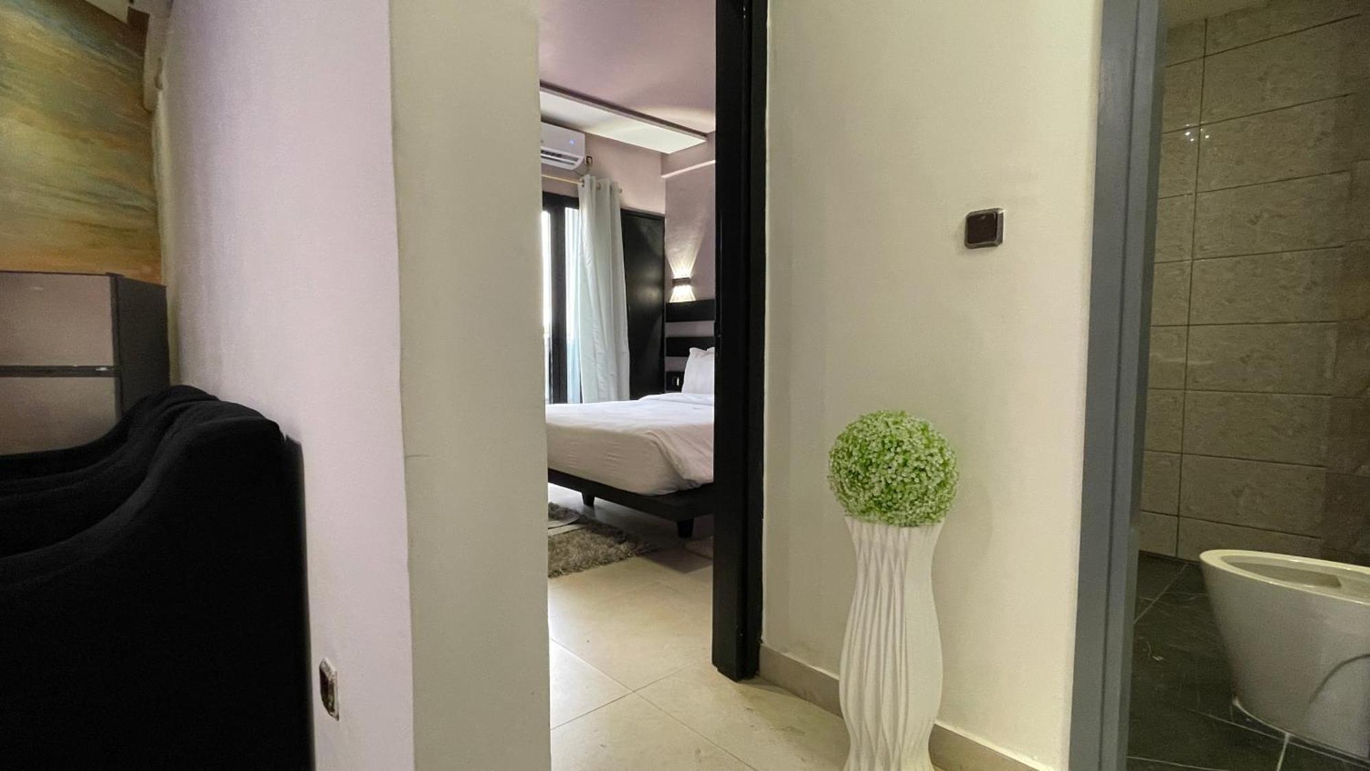Hotel Vendome Douala Bagian luar foto